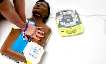 Maak kennis met de levensreddende AED, waarmee je onder begeleiding personen kunt reanimeren