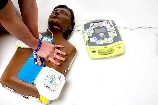 Maak kennis met de levensreddende AED, waarmee je onder begeleiding personen kunt reanimeren